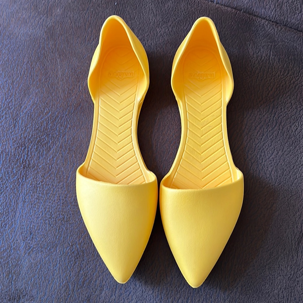 Native Audrey yellow size 10, Shoe runs narrow very comfortable fits beautiful